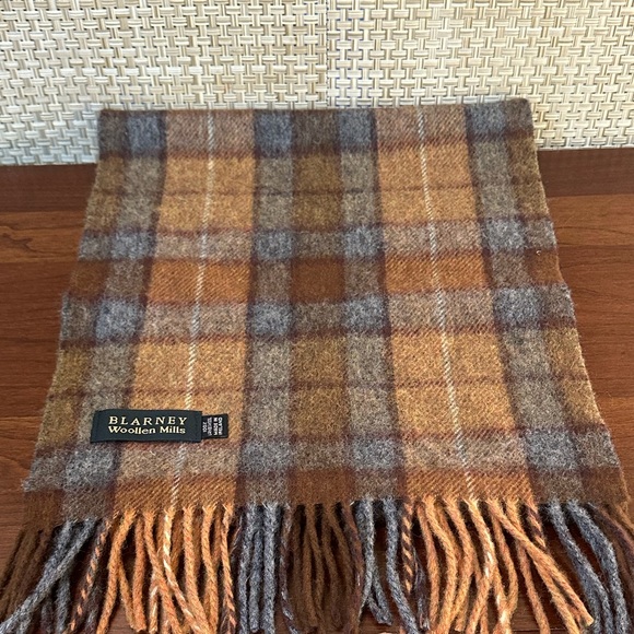 🌟HP🌟NWOT Tan & Gray Plaid 100% Lambswool Scarf Blarney Woollen Mills Ireland - Picture 1 of 9